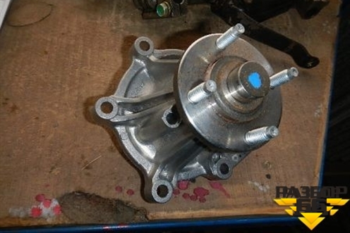 Насос водяной (4.5л,бензин,новый) для Toyota Land Cruiser (100) с1998-2007г (Ленд Крузер)