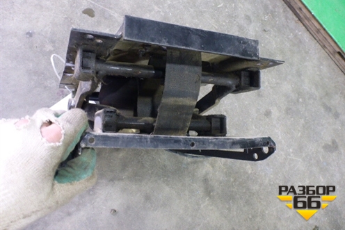 Кронштейн сиденья  (левого с воздушной подушкой) для International 9800i