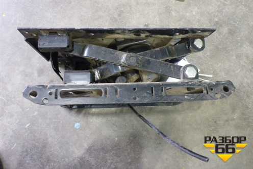 Кронштейн сиденья  (левого с воздушной подушкой) для International 9800i