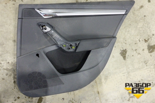 Обшивка двери задней правой под механику для Skoda Octavia (A7) с 2013г (Октавия)