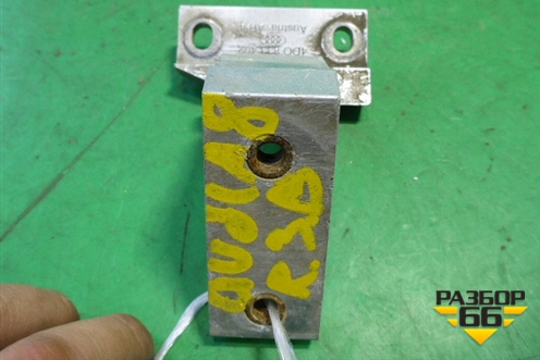 Петля двери задней правой верхняя (4D0833402) для Audi A8 с 1998-2003г (А8)