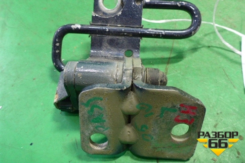 Петля двери задней левой нижняя (3C8833411B) для Volkswagen Passat (B6) с 2005-2010г (Пассат Б6)