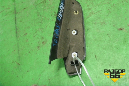 Накладка двери передней правой уголок (1T0837974B) для Volkswagen Touran с 2003-2010г (Тоуран)