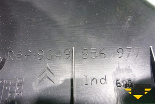 Держатель задней полки левый (5-ти дверный кузов) (9649856977) для Citroen C4 с 2005-2011г (С4)