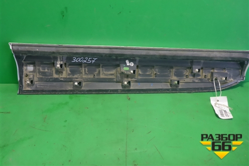 Накладка двери передней правой (4M0853960G) для Audi Q7 c 2015г (Ку 7)