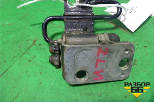 Петля двери задней левой нижняя (3C8833411B) для Volkswagen Passat (B6) с 2005-2010г (Пассат Б6)