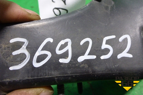 Накладка декоративная (на петлю двери багажника левая) (7L6867437G) для Volkswagen Touareg c 2002-2010г (Туарег)