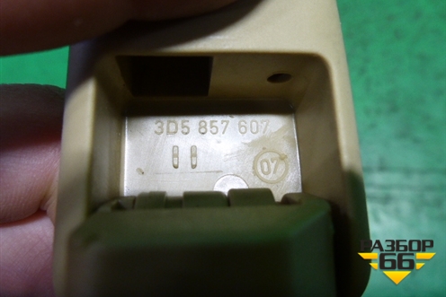 Ручка внутренняя потолочная (передняя левая бежевая) (3D5857607) для Volkswagen Touareg c 2002-2010г (Туарег)