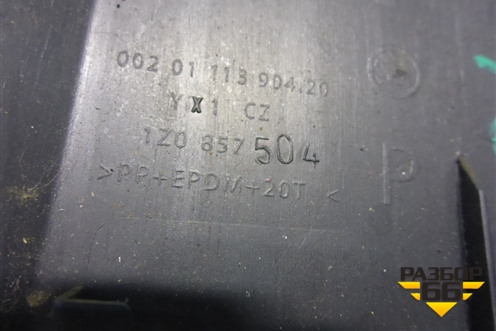 Накладка на торпедо (боковая правая) (1Z0857504) для Skoda Octavia (А5) с 2004-2013г (Октавия)