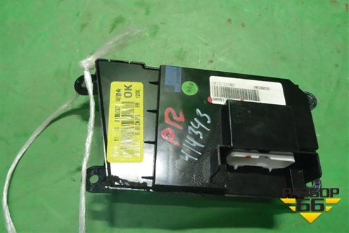 Модуль кнопок (регулировки сиденья переднего правого) (889913T000) для Kia Quoris с 2012г (Кворис)