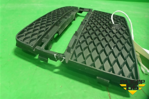 Решетка в передний бампер правая (под парктроник) (A1668852922) для Mercedes Benz ML-Klass W166 c 2011г (МЛ)