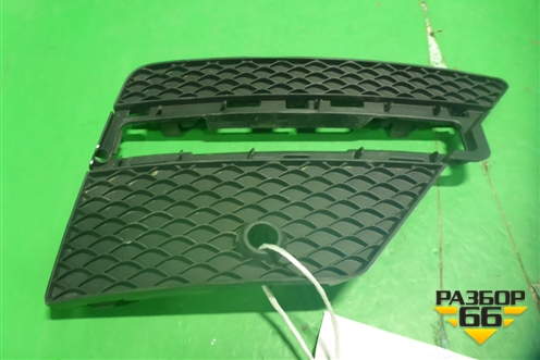 Решетка в передний бампер правая (под парктроник) (A1668852922) для Mercedes Benz ML-Klass W166 c 2011г (МЛ)