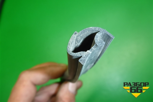 Уплотнитель капота (на решетку стеклоочистителя) для Mazda Mazda 3 (BL) с 2009-2013г