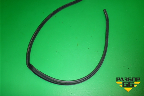 Уплотнитель капота (на решетку стеклоочистителя) для Mazda Mazda 3 (BL) с 2009-2013г