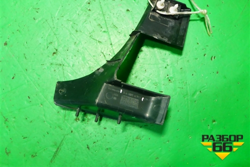 Накладка декоративная (на петлю двери багажника левой) (7L6867437F) для Volkswagen Touareg c 2002-2010г (Туарег)