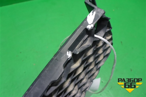 Решетка в передний бампер центральная (до 2012г) (6402A218) для Mitsubishi ASX с 2010г (АСХ)