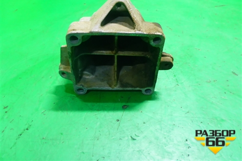 Кронштейн двигателя левый (A2712232704) для Mercedes Benz E-Klass C207 (купе) с 2009г (Е Купе)