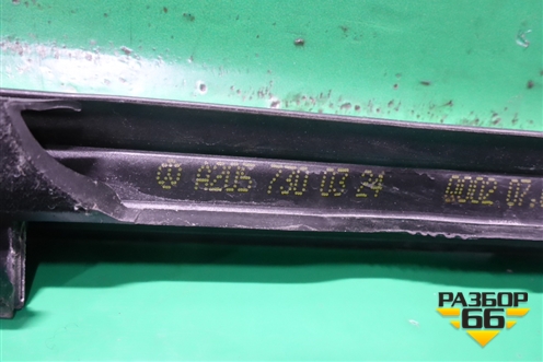 Накладка стекла заднего левого (A2057300324) для Mercedes Benz C-Klass W205 с 2014г (Ц)