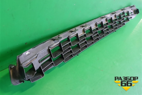 Решетка в передний бампер центральная (после 2012г до 2016г) (6402A317) для Mitsubishi ASX с 2010г (АСХ)