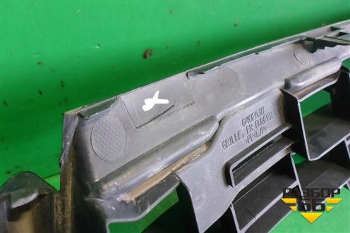 Решетка в передний бампер центральная (после 2012г до 2016г) (6402A317) для Mitsubishi ASX с 2010г (АСХ)