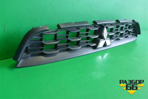 Решетка в передний бампер центральная (после 2012г до 2016г) (6402A317) для Mitsubishi ASX с 2010г (АСХ)