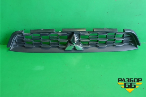 Решетка в передний бампер центральная (после 2012г до 2016г) (6402A317) для Mitsubishi ASX с 2010г (АСХ)