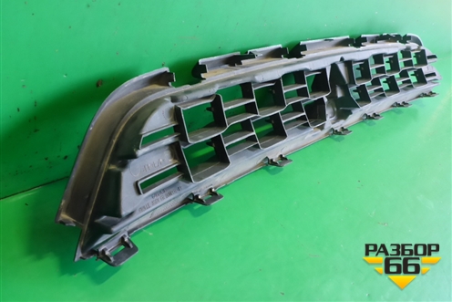 Решетка в передний бампер центральная (после 2012г до 2016г) (6402A317) для Mitsubishi ASX с 2010г (АСХ)