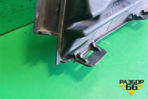 Решетка в передний бампер центральная (после 2012г до 2016г) (6402A317) для Mitsubishi ASX с 2010г (АСХ)