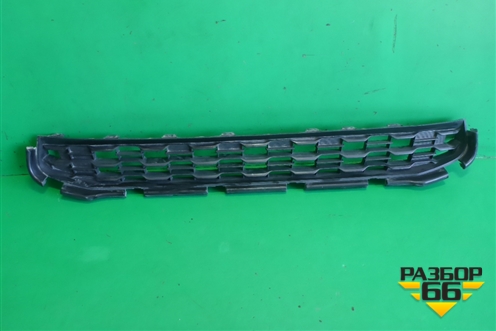 Решетка в передний бампер центральная (после 2012г до 2016г) (6402A317) для Mitsubishi ASX с 2010г (АСХ)