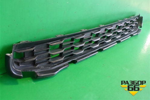 Решетка в передний бампер центральная (после 2012г до 2016г) (6402A317) для Mitsubishi ASX с 2010г (АСХ)