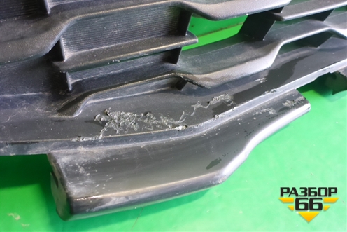 Решетка в передний бампер центральная (после 2012г до 2016г) (6402A317) для Mitsubishi ASX с 2010г (АСХ)