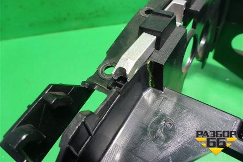 Кронштейн магнитолы (A1646800016) для Mercedes Benz ML-Klass W164 c 2005-2011г (МЛ)