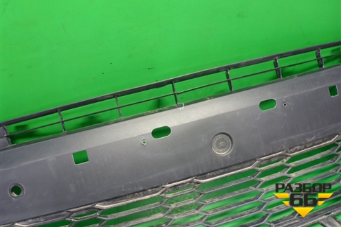 Решетка в передний бампер центральная (под парктроник) (52129F4110) для Toyota C-HR с 2016г (Цашр)