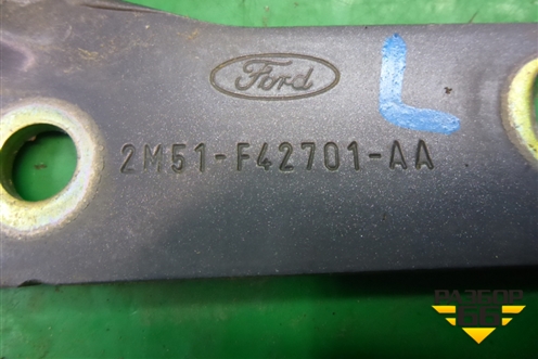 Петля крышки багажника левая (2M51F42701AA) для Ford Focus 1 с 1998-2004г (Фокус)