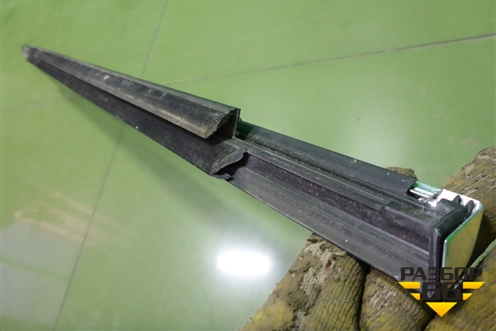 Уплотнитель стекла двери передней левой (A2137200124) для Mercedes Benz E-Klass W213 с 2016г (Е)