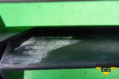 Решетка в передний бампер центральная (до 2007г) (30657006) для Volvo S40 с 2004-2012г (C40)