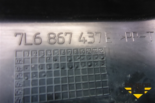 Накладка декоративная (на петлю двери багажника левая) (7L6867437E) для Volkswagen Touareg c 2002-2010г (Туарег)