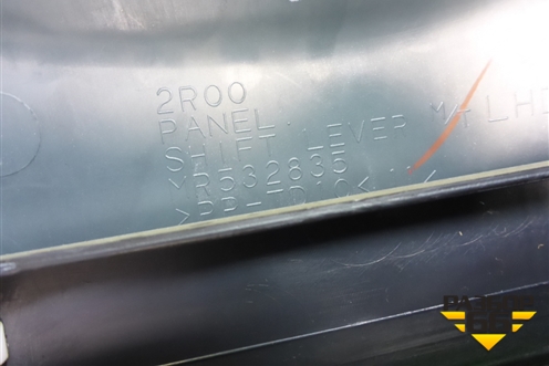 Консоль (под механику) (MR532835) для Mitsubishi Lancer-9  с 2003-2008г (Лансер)