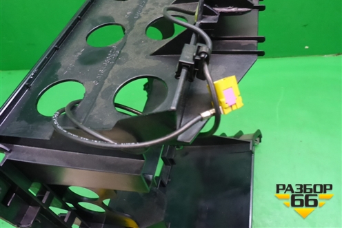 Кронштейн магнитолы (A1646800216) для Mercedes Benz ML-Klass W164 c 2005-2011г (МЛ)