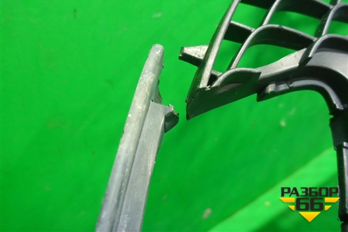 Решетка в передний бампер центральная (под парктроник) (A2928855122) для Mercedes Benz GLE-Klass (купе) C292 с 2015г (ГЛЕ)