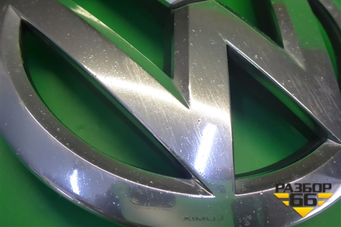 Эмблема в решетку радиатора (7P6853601) для Volkswagen Touareg с 2010-2018г (Туарег)