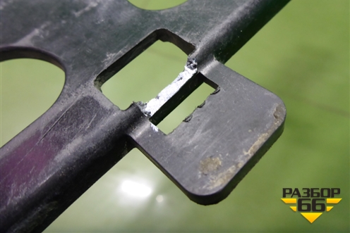 Кронштейн радиатора нижний (17117593852) для BMW X3 F25 с 2010-2017г (Х3 Ф25)