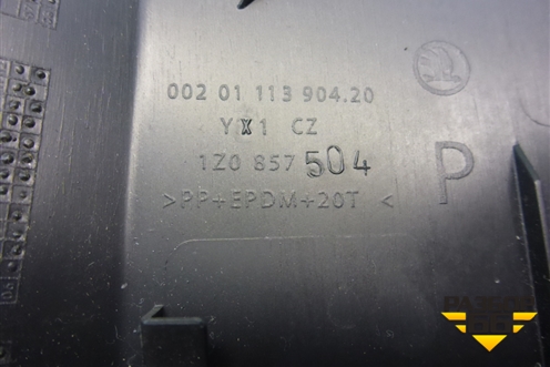 Накладка на торпедо (боковая правая) (1Z0857504) для Skoda Octavia (А5) с 2004-2013г (Октавия)