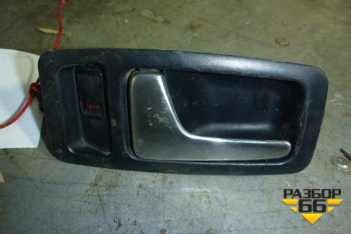 Ручка внутренняя двери передней левой (с кнопкой центрального замка) для Audi A8 с 1998-2003г (А8) (4D0837019C)