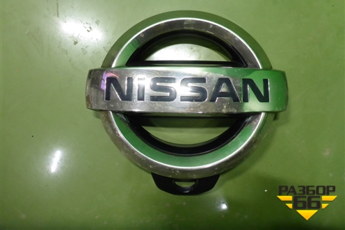 Эмблема (на решетку радиатора под камеру) (623821LB0A) для Nissan Patrol (Y62) с 2010г (Патрол)
