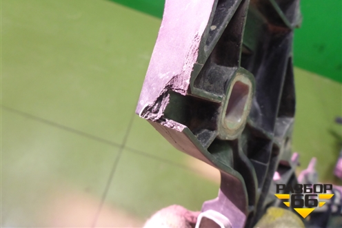 Кронштейн передней панели центральный (A2056203801) для Mercedes Benz C-Klass W205 с 2014г (Ц)