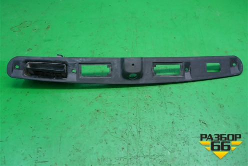 Накладка двери багажника (на подсветку номера) (05178321AG) для Dodge Journey с 2009г (Джорни)