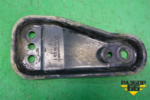 Кронштейн рычага левый (6R0199517) для Skoda Fabia с 2007-2014г (Фабия)