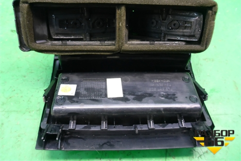 Дефлектор воздушный центральный (7L6857923) для Volkswagen Touareg c 2002-2010г (Туарег)