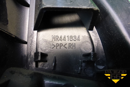 Накладка двери передней правой уголок (MR441634) для Mitsubishi Lancer-9  с 2003-2008г (Лансер)